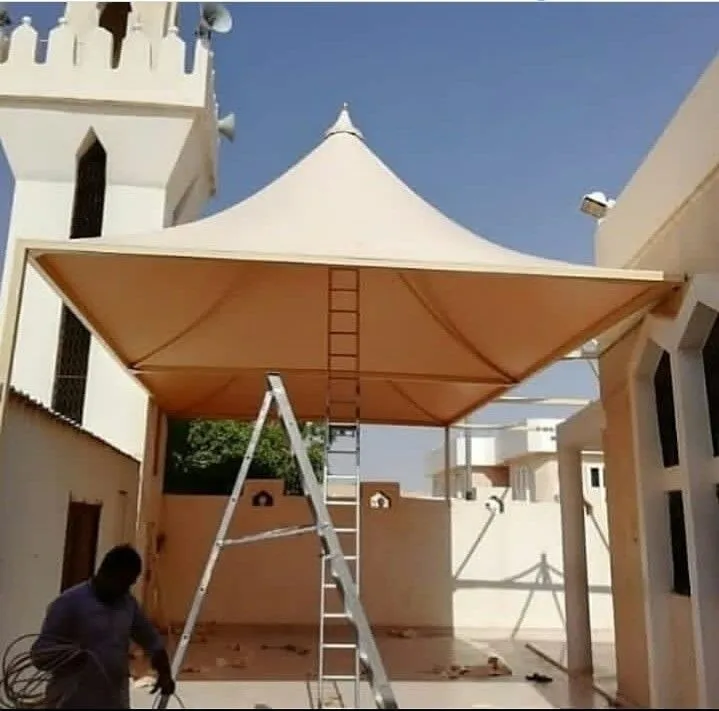 تركيب مظلات هرمية حديثة في حي الياسمين بالرياض
