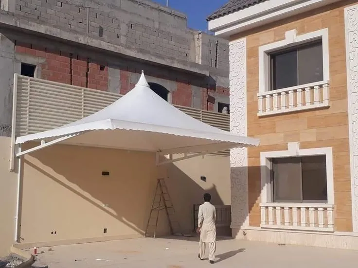 تركيب مظلات هرمية حديثة في حي الياسمين بالرياض