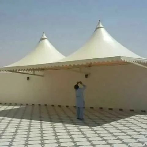 تركيب مظلات هرمية حديثة في حي الياسمين بالرياض