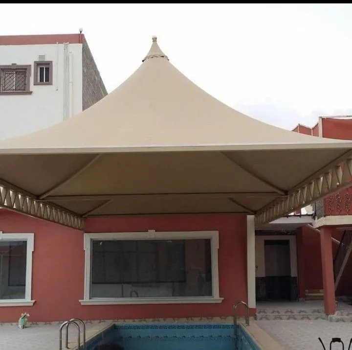 تركيب مظلات هرمية حديثة في حي الياسمين بالرياض
