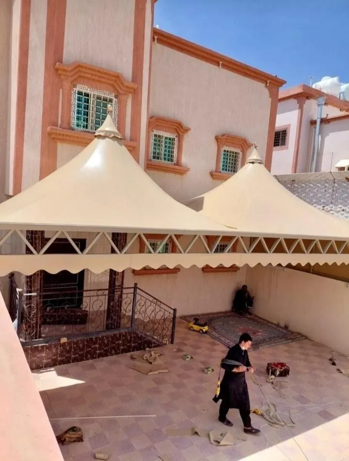 تركيب مظلات هرمية حديثة في حي الياسمين بالرياض