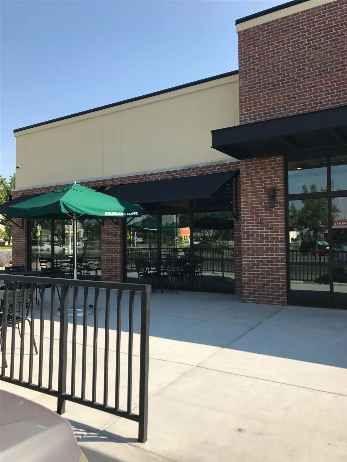 مظلات محلات ومعارض بالرياض –  يبرز الواجهة ويحمي من الحرارة